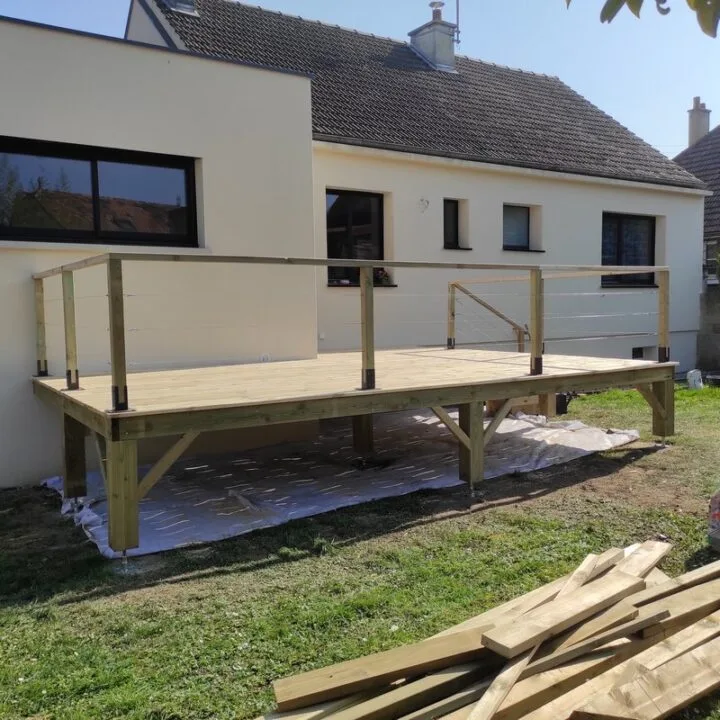 Terrasse sur pilotis garde corps minimaliste Mondeville