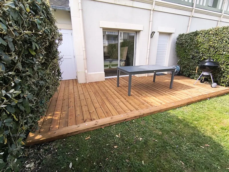 Terrasse bois du nord côté jardin terminée — cales désolidarisation carrelage — Tourgéville — LC Rénover – Photo LC Rénover Terrasse bois du nord côté jardin terminée — cales désolidarisation carrelage — Tourgéville — LC Rénover
