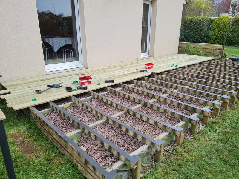 rénovation terrasse remplacement lames et consolidation structure porteuse agée de 15 ans – Photo LC Rénover rénovation terrasse remplacement lames et consolidation structure porteuse agée de 15 ans