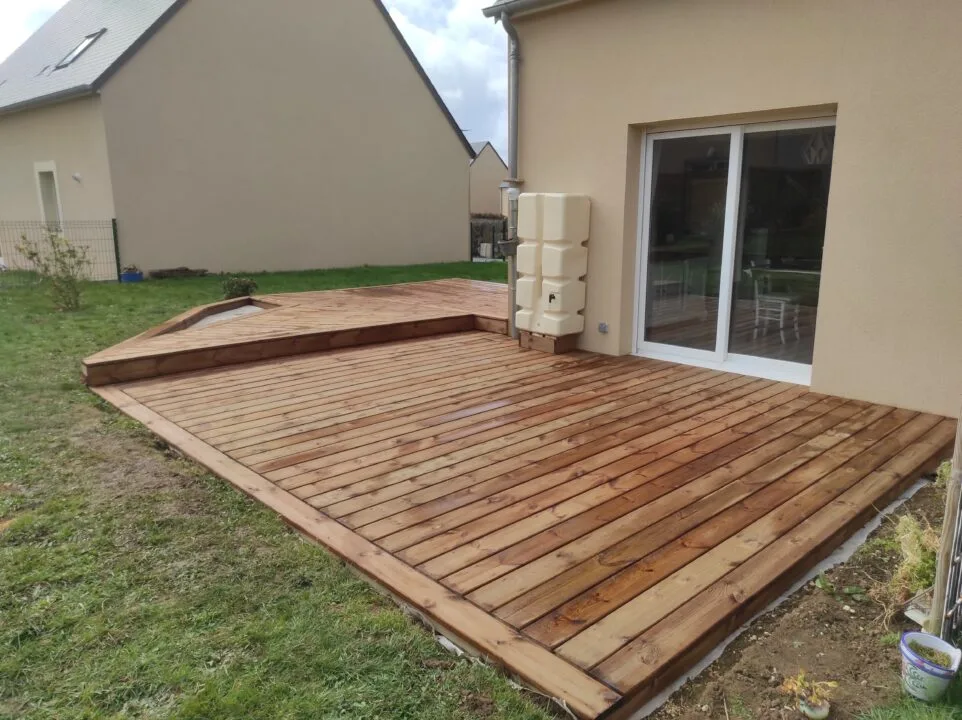 Terrasse en bois du nord plain-pied en L avec emplacement pour plantes et baie vitrée — Bayeux — LC Rénover – Photo LC Rénover Terrasse en bois du nord plain-pied en L avec emplacement pour plantes et baie vitrée — Bayeux — LC Rénover