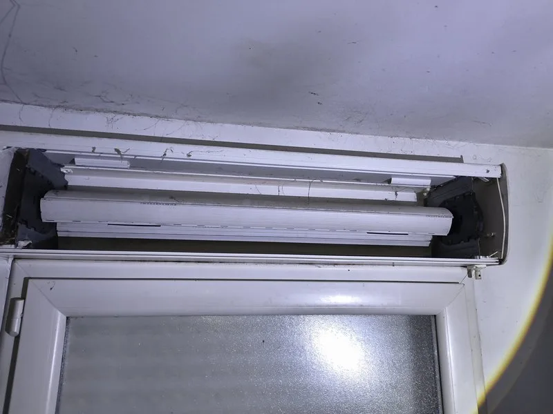 Coffre de volet roulant ouvert — tablier PVC emmêlé et irréparable, remplacement complet nécessaire, Caen