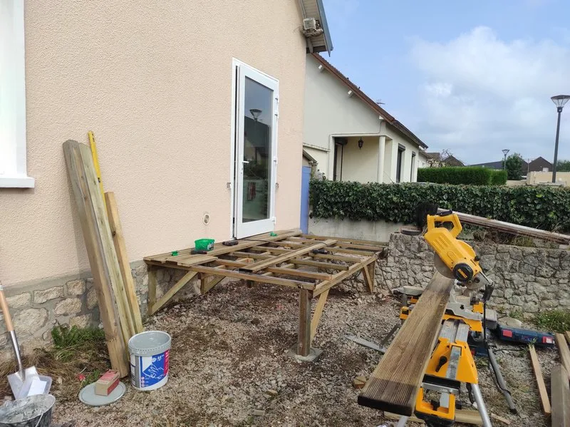 Balcon sur pilotis structure en cours