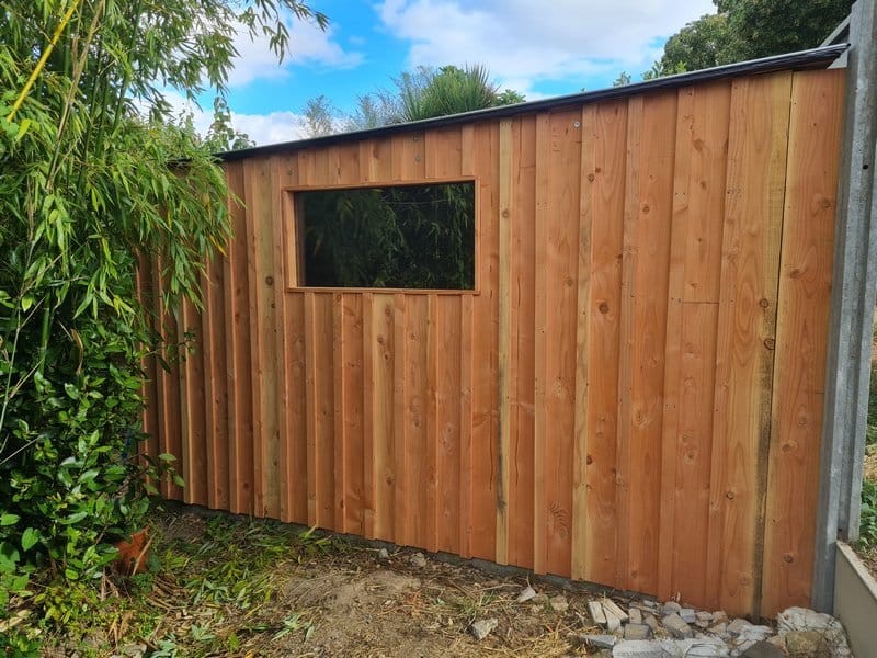 Cabane de jardin à Caen avec vitrage et bardage en douglas massif à joints debout