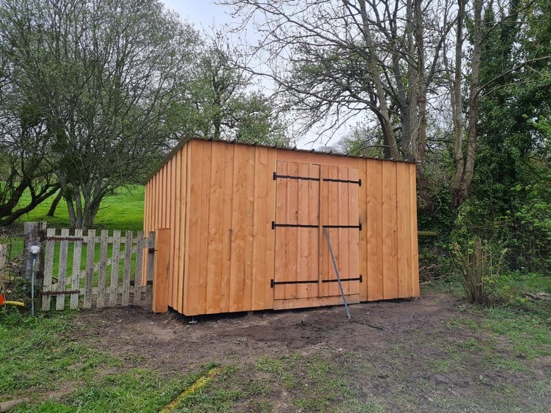 Cabane de jardin en douglas naturel bardage joints debout et double porte