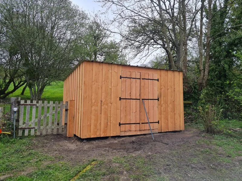 Cabane de jardin en douglas naturel bardage joints debout et double porte – Photo LC Rénover Cabane de jardin en douglas naturel bardage joints debout et double porte