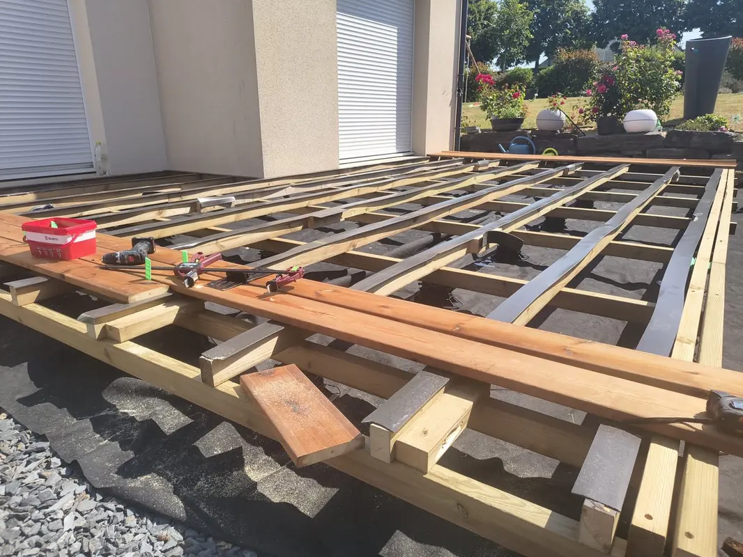 Double lambourdage bois du nord classe 4 en 45×70 mm posé debout — structure porteuse terrasse DTU 51.4 – Photo LC Rénover Double lambourdage bois du nord classe 4 en 45×70 mm posé debout — structure porteuse terrasse DTU 51.4